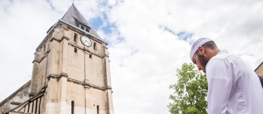 Prokuratura francuska aresztowała i wszczęła śledztwo przeciwko 2 podejrzanym o udział w zamordowaniu w Normandii 86-letniego katolickiego księdza Jacquesa Hamela. To 30-letni Farid K., kuzyn jednego z zabójców księdza Abdela Malika Petitjeana i 20-letni Jean-Philippe J.