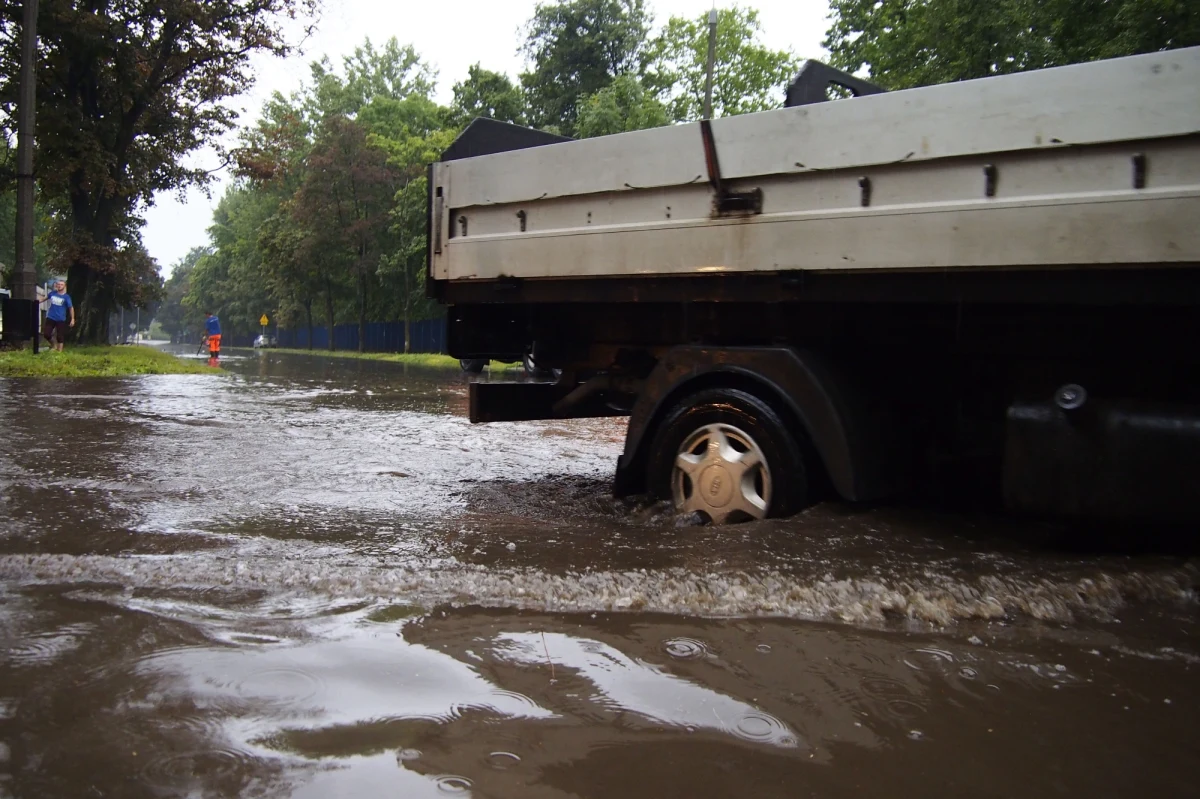 Około 400 razy interweniowali strażacy po ulewnych deszczach i burzach w województwie Śląskim. IMGW ostrzega, że również dziś spodziewane są ulewy. Dla województw: śląskiego, świętokrzyskiego i małopolskiego wydano ostrzeżenia 2. stopnia. 