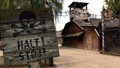 Na murach Muzeum Auschwitz chcieli wyryć swoje imiona. Wszczęto śledztwo