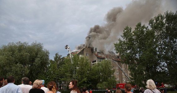 Wciąż nie wiadomo, kiedy mieszkańcy bloku przy ulicy Fasolowej w Warszawie wrócą do swoich mieszkań. Po środowym pożarze, który wybuchł w mieszkaniu 61-latka, z użytkowania wyłączono 40 lokali.