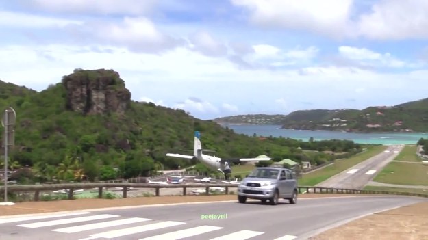 Wyjątkowy materiał filmowy z wyspy Saint-Barthélemy, gdzie znajduje się jedno z najniebezpieczniejszych lotnisk na świecie - port lotniczy Gustaw III. Nic więc dziwnego, że także ekstremalne lądowania nie są tam rzadkością. Zobaczcie, co zrobił pilot tego samolotu! Dodajmy, że film został nakręcony we wrześniu 2014 roku, ale dopiero niedawno pojawił się w Internecie. 