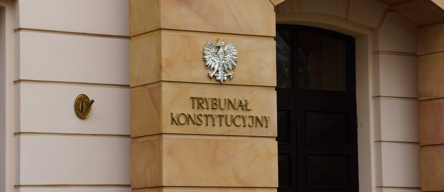 Komisja Europejska przyjmuje do wiadomości, że prezydent Andrzej Duda podpisał nową ustawę o Trybunale Konstytucyjnym. Mimo to KE podtrzymuje swoje zastrzeżenia do tej ustawy (wydane 27 lipca) oraz zalecenia w sprawie praworządności - oświadczyła Mina Andreewa - rzeczniczka komisji. 