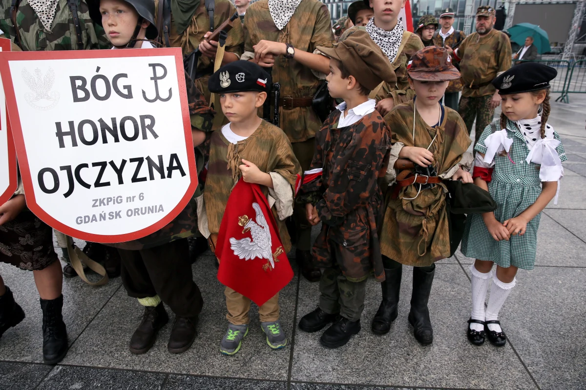 "Stolica wolnej Polski czci swoich bohaterów i zawsze będzie pamiętać, co im zawdzięcza" - powiedziała prezydent Warszawy Hanna Gronkiewicz-Waltz podczas uroczystej zmiany posterunku honorowego przed Grobem Nieznanego Żołnierza w 72. rocznicę wybuchu powstania warszawskiego. "To już 72 lata od tamtego dnia, kiedy heroiczny, bohaterski zryw był kulminacją pięcioletniej konspiracyjnej walki polskiego Państwa Podziemnego; był też ostateczną i największa bitwą o wolną Polskę, o Polskę niezawisłą"- podkreśliła prezydent stolicy. 