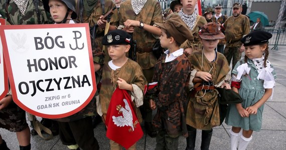 "Stolica wolnej Polski czci swoich bohaterów i zawsze będzie pamiętać, co im zawdzięcza" - powiedziała prezydent Warszawy Hanna Gronkiewicz-Waltz podczas uroczystej zmiany posterunku honorowego przed Grobem Nieznanego Żołnierza w 72. rocznicę wybuchu powstania warszawskiego. "To już 72 lata od tamtego dnia, kiedy heroiczny, bohaterski zryw był kulminacją pięcioletniej konspiracyjnej walki polskiego Państwa Podziemnego; był też ostateczną i największa bitwą o wolną Polskę, o Polskę niezawisłą"- podkreśliła prezydent stolicy. 