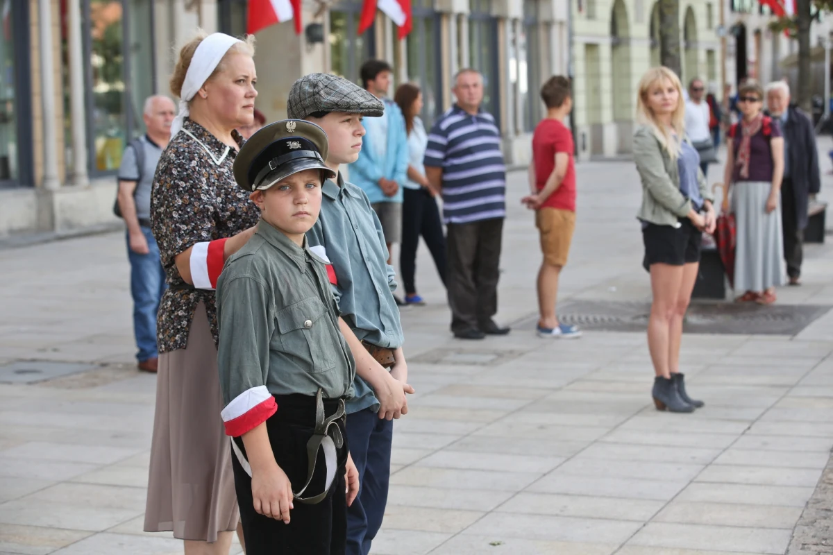 Syreny zawyły punktualnie o godzinie 17, w 72. rocznicę Powstania Warszawskiego. Na minutę na ulicach stolicy stanęli przechodnie, zatrzymały się samochody, tramwaje i autobusy.