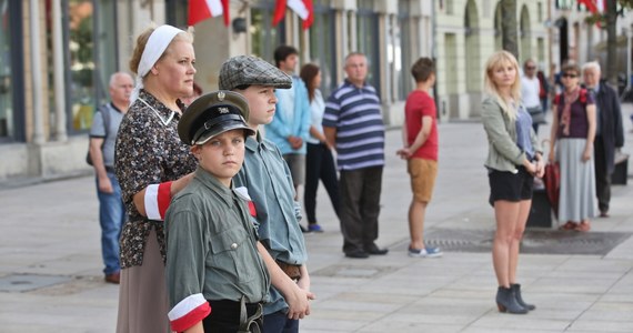 Syreny zawyły punktualnie o godzinie 17, w 72. rocznicę Powstania Warszawskiego. Na minutę na ulicach stolicy stanęli przechodnie, zatrzymały się samochody, tramwaje i autobusy.