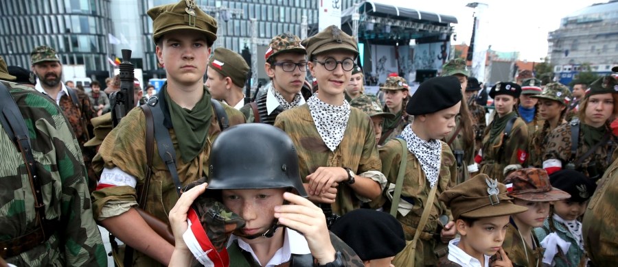 Minutą ciszy, w godzinę "W", uczcili pamięć powstańców przedstawiciele władz i warszawiacy, tłumnie zgromadzeni przed pomnikiem Gloria Victis na Wojskowych Powązkach. W uroczystości biorą udział m.in. prezydent Andrzej Duda i premier Beata Szydło.