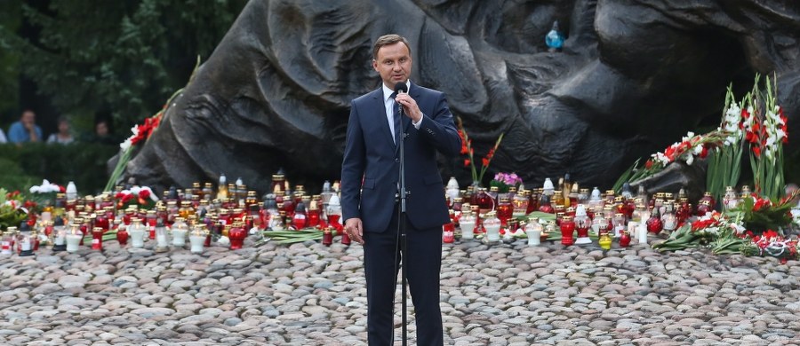 Warszawiacy nie mają żalu do swoich powstańców. Wiedzą, że chcieli oni pięknej, wolnej Polski - powiedział prezydent Andrzej Duda podczas uroczystości przy pomniku "Polegli-Niepokonani" na Cmentarzu Powstańców Warszawy w 72. rocznicę wybuchu powstania warszawskiego.