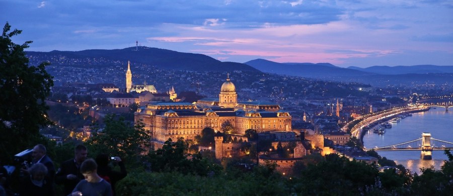 Zwiedzanie Budapesztu, wizyta w winiarni, degustowanie potraw regionalnych i wyjazd nad Balaton - to skrót programu szkolenia, na które przetarg ogłosiła właśnie Polska Wytwórnia Papierów Wartościowych. 35 pracowników PWPW od wtorku do soboty ma się tam uczyć... eliminacji marnotrawstwa i strat.