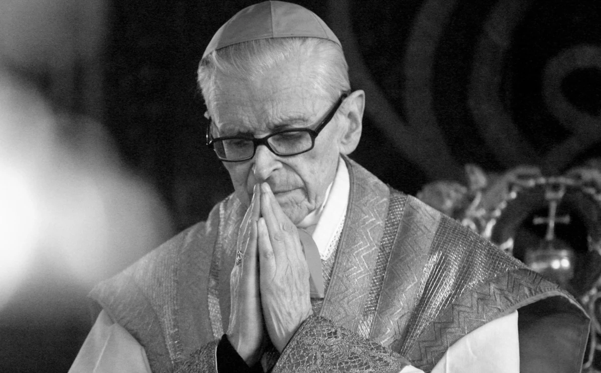 Informacja o śmierci kardynała Franciszka Macharskiego wywołała lawinę wspomnień i komentarzy. "Ogromna strata. Zmarł ks. kard. Franciszek Macharski, wielki Polak, wybitny człowiek Kościoła. RIP" - napisał na Twitterze prezydent Andrzej Duda. "To dla nas trudne rozstanie. Będzie nam bardzo brakowało Księdza Kardynała, Jego ciepłej, pogodnej, niezwykle serdecznej obecności" - napisał w księdze kondolencyjnej prezydent Krakowa Jacek Majchrowski. 