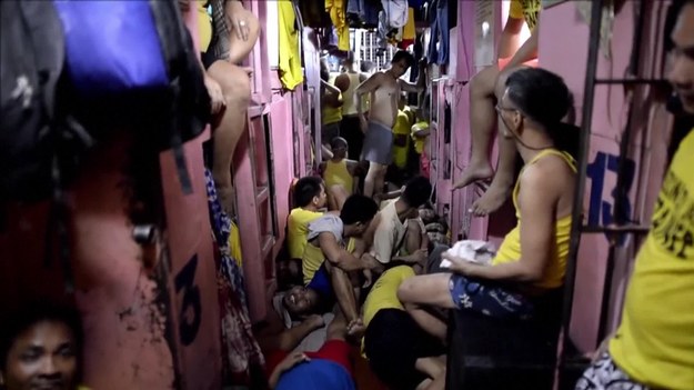 Zakład karny w Quezon City na Filipinach pęka w szwach. W więzieniu przewidzianym dla 800 osadzonych obecnie przebywa aż 3800 osób. 
