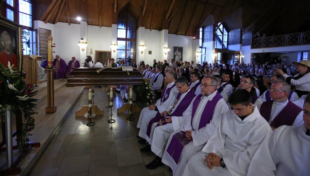 ​W obecności tłumów krakowian odbyła się we wtorek wieczorem w kościele Ecce Homo ss. albertynek msza św. przy trumnie zmarłego we wtorek rano kard. Franciszka Macharskiego. Wieczorna msza rozpoczęła uroczystości, które zakończą sią w piątek pogrzebem w Katedrze na Wawelu.