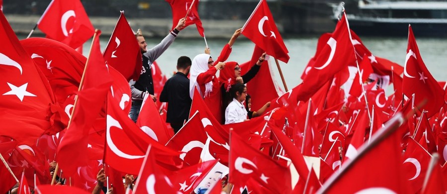 Po nieudanej próbie zamachu stanu w Turcji liczba osób zawieszonych w pełnionych obowiązkach przekroczyła 58 tys. - poinformowała oficjalna turecka agencja prasowa Anadolu, powołując się na wypowiedź premiera Turcji Binaliego Yildirima.