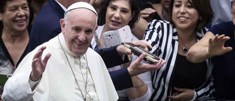 Papież Franciszek podziękował narodowi i Kościołowi w Polsce za serdeczne przyjęcie podczas niedawnej wizyty. W czasie audiencji generalnej podkreślił, że Światowe Dni Młodzieży w Krakowie dały światu znak wiary, braterstwa i pokoju. "Proszę Boga, aby ci młodzi ludzie, których spotkałem w Krakowie, zanieśli w swoich sercach iskrę Jego miłosierdzia całemu światu" - dodał.