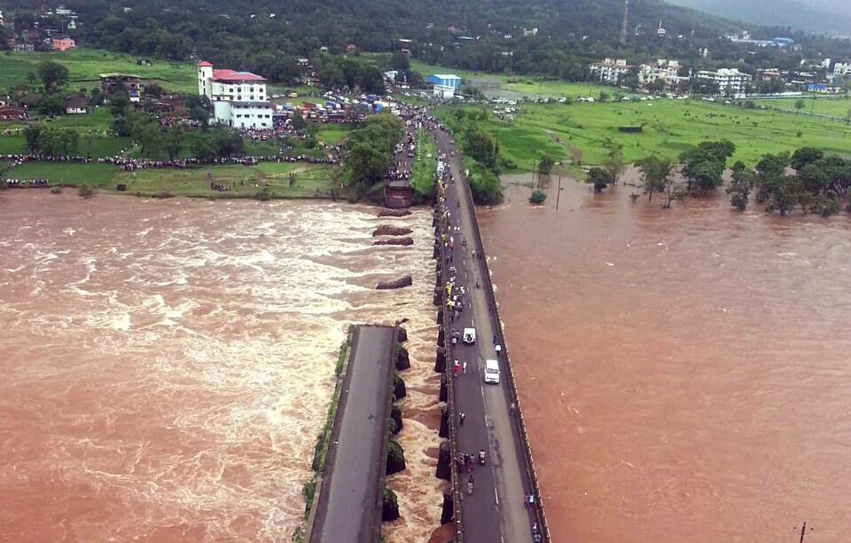 Na zachodzie Indii dwa autobusy z co najmniej 22 osobami spadły do wzburzonej rzeki po zawaleniu się starego mostu. Prawdopodobnie nikt nie przeżył wypadku.