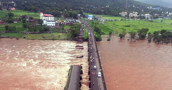 Na zachodzie Indii dwa autobusy z co najmniej 22 osobami spadły do wzburzonej rzeki po zawaleniu się starego mostu. Prawdopodobnie nikt nie przeżył wypadku.