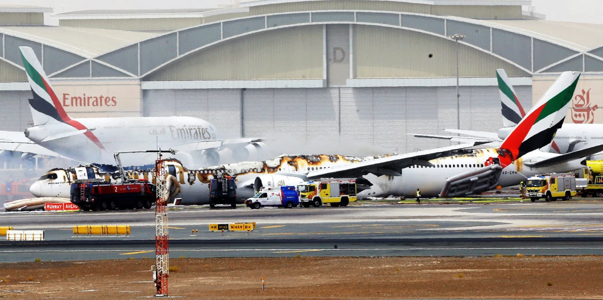 Awaryjne lądowanie samolotu Emirates w Dubaju. Wokół maszyny pojawił się gęsty czarny dym.