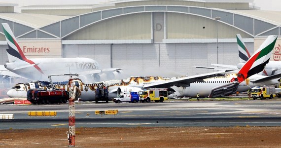 Awaryjne lądowanie samolotu Emirates w Dubaju. Wokół maszyny pojawił się gęsty czarny dym.
