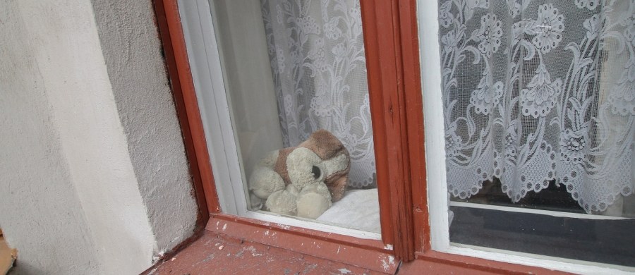 ​Niecodzienna historia w Gdańsku. 2-letnie dziecko wypadło z okna na trzecim piętrze bloku. Maluch nie tylko przeżył upadek, ale wyszedł z niego bez żadnych obrażeń. Tak mówią przynajmniej wstępne ustalenia w tej sprawie.
