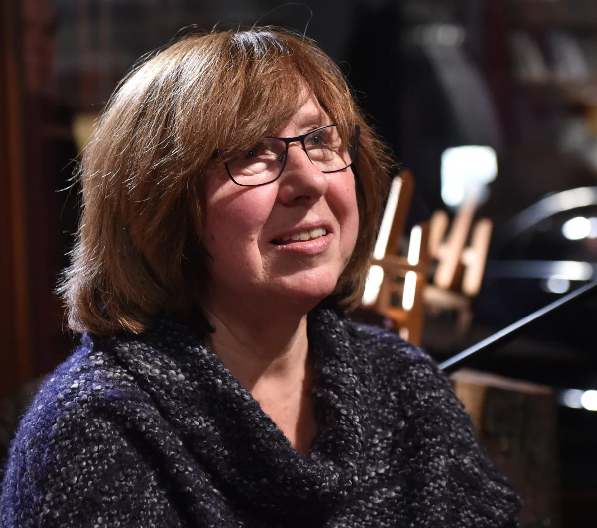 W połowie lipca Porozumienie Organizacji Kombatanckich i Niepodległościowych w Krakowie zaapelowało do władz miasta o zdjęcie z ławki na Plantach tabliczki honorującej Swietłanę Aleksijewicz, ponieważ białoruska laureatka Literackiej Nagrody Nobla powiedziała podczas spotkania z czytelnikami w Nowym Jorku, że Polacy najgorzej ze wszystkich traktowali Żydów w czasie II wojny światowej, a księża wprost na kazaniach mówili: „zabij Żyda”. W wywiadzie dla „Rzeczpospolitej” stwierdziła zaś, iż „odpowiedzialność za pogromy Żydów ponoszą nie tylko faszystowscy prowokatorzy, ale i Polacy, którym płacono za to wódką, chlebem oraz cukrem”.