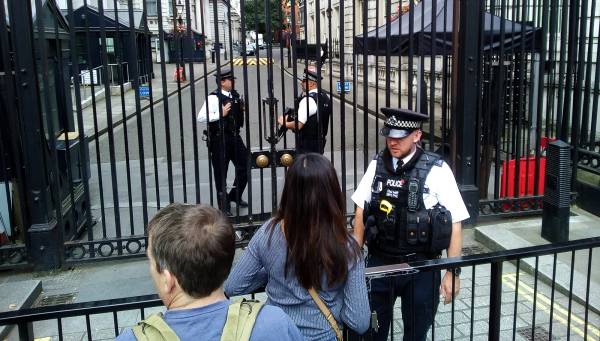 ​O tej porze Londyn powinien tonąć w morzu turystów. W tym roku jest inaczej. Mimo słabego po decyzji o Brexicie funta, miasto wydaje się opustoszałe. Wczorajszy atak w ekskluzywnej dzielnicy na Russel Square wprowadził pewien niepokój, ale nie panikę. Wciąż nie wiadomo czym motywował się 19-letni Norweg somalijskiego pochodzenia zabijając 60-letnią Amerykankę. Ranił także pięć innych osób. Policja sugeruje, że napastnik może cierpieć na zaburzenia psychiczne, nie wyklucza jednak tezy, że był to akt terroru.