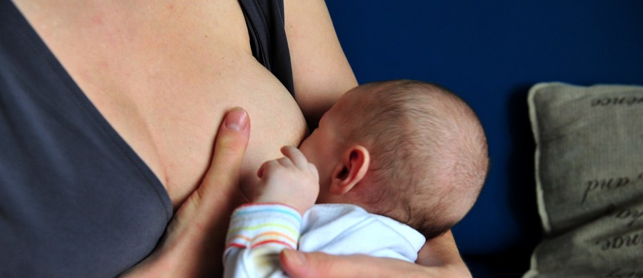 "Piętnowanie kobiet za karmienie w miejscach publicznych jest nie do zaakceptowania" - uważa minister zdrowia Konstanty Radziwiłł. Podkreślił, że karmienie piersią to jedyny sposób żywienia noworodków i niemowląt, który zapewnia im właściwy rozwój i optymalny stan zdrowia.