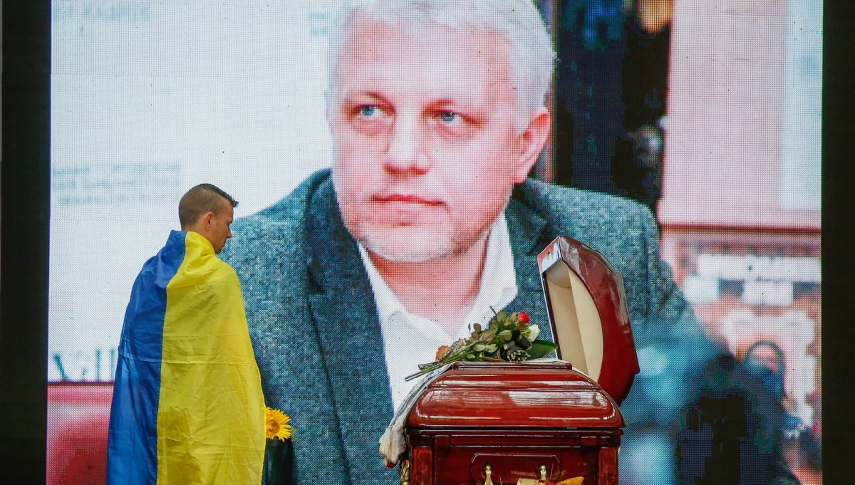 Prowadzący śledztwo w sprawie zamachu na dziennikarza Pawła Szeremeta uzyskali wizerunki osób, które mogły podłożyć ładunek wybuchowy pod jego samochód, jednak nie ustalono jeszcze ich tożsamości - poinformowali przedstawiciele policji i Prokuratury Generalnej Ukrainy. 