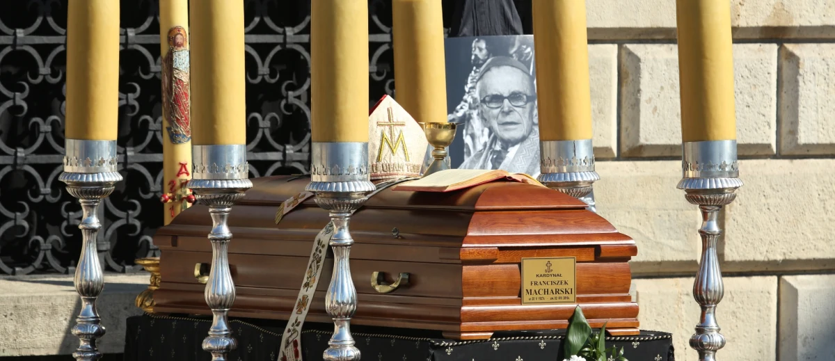 Prezydent, premier, parlamentarzyści, Episkopat Polski i wierni wzięli udział w pogrzebie byłego metropolity krakowskiego kard. Franciszka Macharskiego. Został on pochowany w Katedrze na Wawelu, w krypcie biskupów krakowskich, obok kard. Adama Sapiehy. Na rozpoczęcie mszy pogrzebowej został odczytany telegram od papieża Franciszka. "'Jezu, ufam Tobie' - to biskupie zawołanie było dewizą jego życia i pasterskiej posługi” - napisał papież, podkreślając służbę kardynała w niełatwych politycznie czasach.