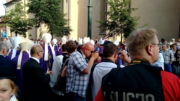 Rozpoczęły się uroczystości pogrzebowe kardynała Franciszka Macharskiego. Tysiące Krakowian żegnało byłego metropolitę krakowskiego w kondukcie żałobnym.