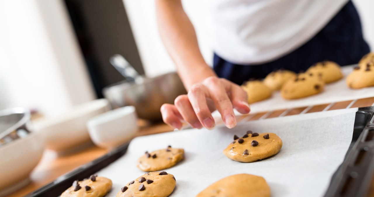 Robisz ciasto i zabrakło ci papieru do pieczenia? Tym go zastąpisz