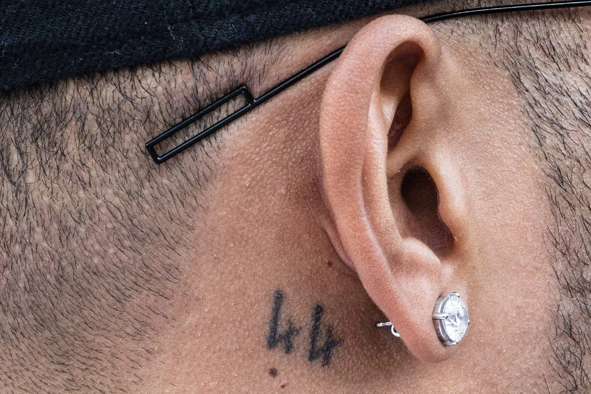 Sanepid ostrzega przed skutkami korzystania z oferowanej w sezonie letnim w miejscowościach wypoczynkowych usługi tzw. nietrwałego tatuażu malowanego czarną henną na ciele. Produkty ze szkodliwym barwnikiem grożą przebarwieniami skóry i bliznami. "Tatuaż wykonany henną z zasady jest nietrwały, natomiast w przypadku zastosowania nieodpowiedniego barwnika do jego wykonania może dojść do pozostawienia trwałego śladu w postaci przebarwień czy blizn" – alarmuje Wojewódzka Stacja Sanitarno-Epidemiologiczna w Gdańsku.