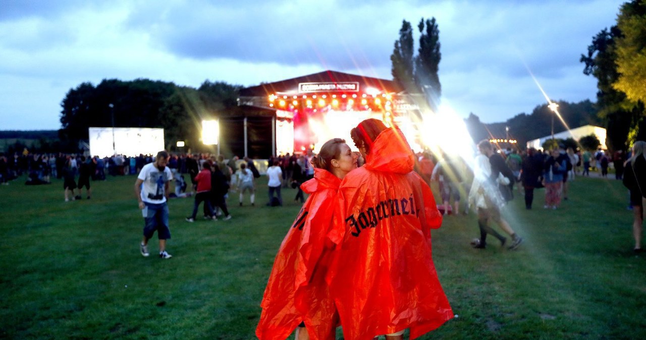 Kolejny odwołany koncert (tym razem Zomby'ego), publiczne wyznania miłości, oberwanie chmury i przede wszystkim kilka naprawdę dobrych występów – za nami pierwszy dzień tegorocznego OFF Festivalu. Emocji nie brakowało.