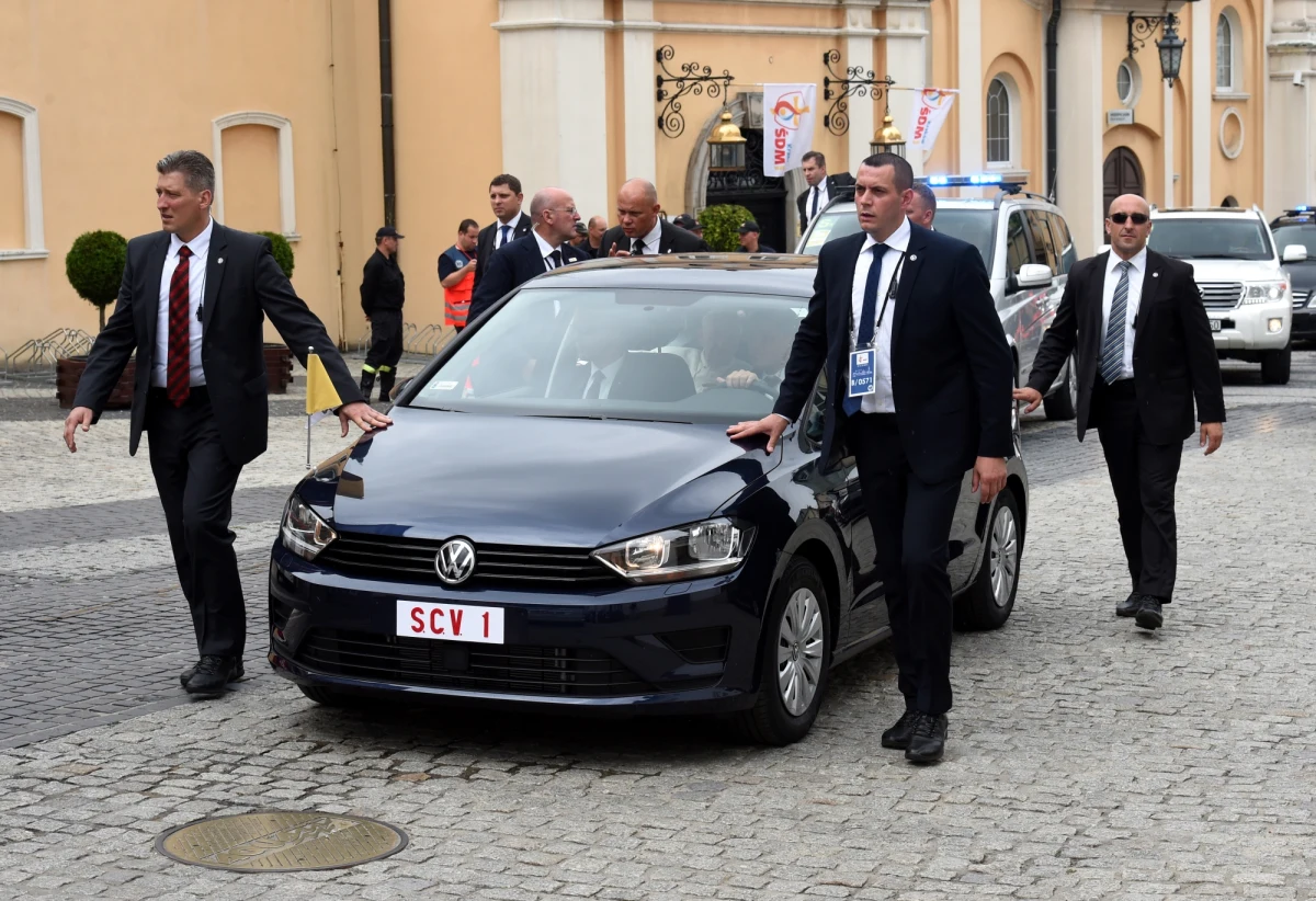 Ok. 160 tys. osób, które uczestniczyły w Światowych Dniach Młodzieży, przeszło kontrolę pirotechniczno-radiologiczną; samochody z kolumny papieskiej przejechały w sumie prawie 1200 kilometrów - ujawnia BOR. 
