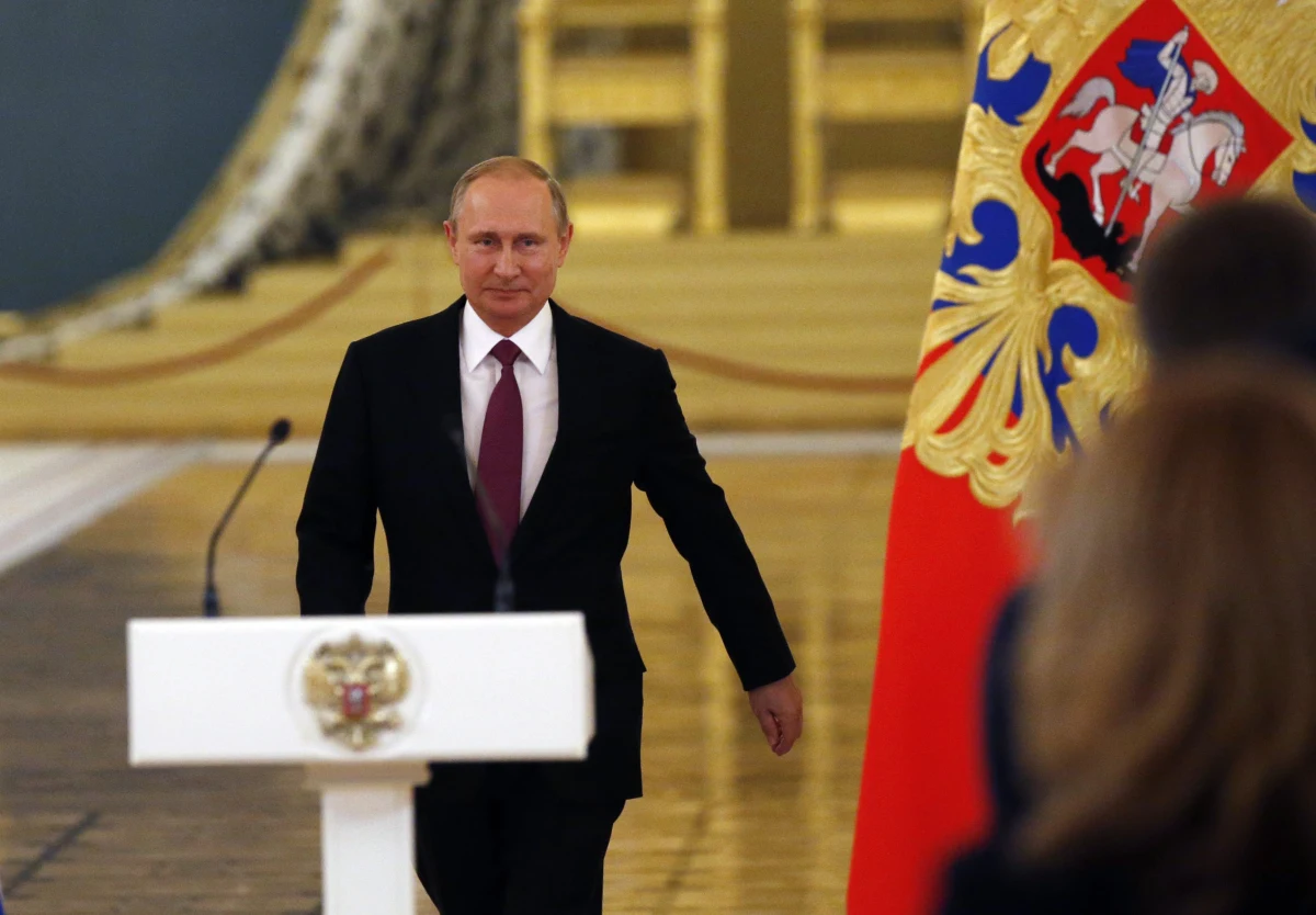 Wygląda na to, że Federalna Służba Bezpieczeństwa (FSB) prowadzi w Rosji akcję, która pozwoli jej kontrolować finanse i aktywa państwa. Ofensywa może być groźna dla prezydenta Władimira Putina, który rozczarował rosyjskie elity - donosi Stratfor.
Według prywatnej agencji wywiadu, nazywanej "cieniem CIA", w lipcu w Rosji doszło do wielu roszad na szczytach władzy, a także aresztowań, zatrzymań i wymuszonych dymisji dygnitarzy. Sens tych wydarzeń pozostaje niejasny, ale wiele wskazuje na to, że elity FSB konsolidują władzę zarówno w obrębie swej organizacji, jak i poza nią. Może to stać się poważnym wyzwaniem dla Putina - czytamy. 