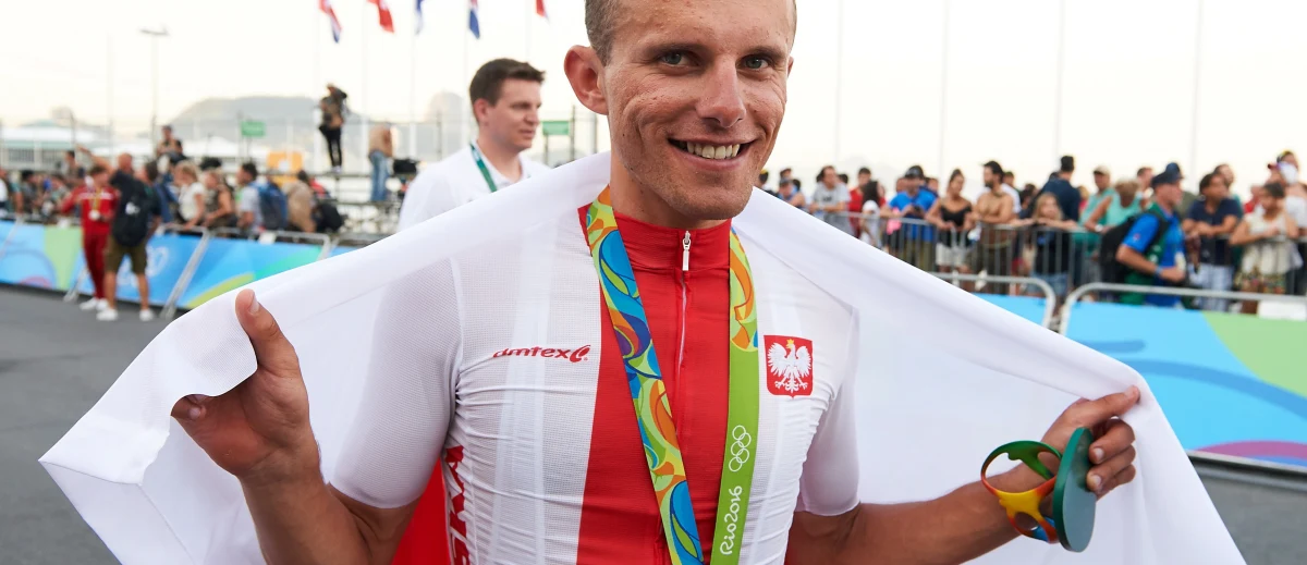 "Zasłużyłem na ten sukces, przeżegnałem się przed zjazdem i to mi dużo dało" - mówił kolarz Rafał Majka po zdobyciu brązowego medalu olimpijskiego w wyścigu ze startu wspólnego w Rio de Janeiro. Majka oderwał się od grupy czołowej razem z Włochem Vincenzo Nibalim i Kolumbijczykiem Sergio Henao. Nagle, 11 kilometrów przed metą, dwaj rywale Polaka przewrócili się na zjeździe.