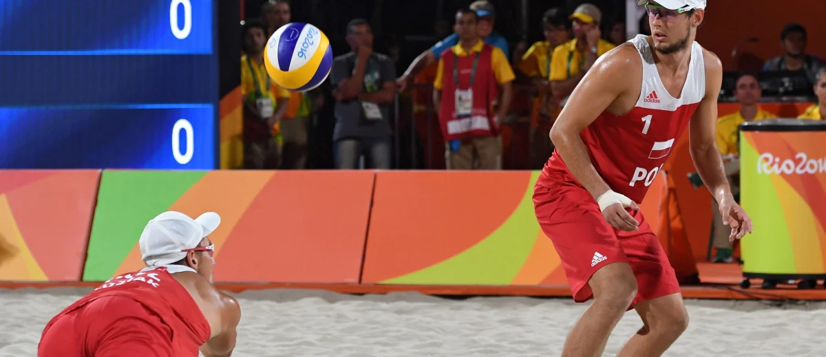 Piotr Kantor (MKS Dąbrowa Górnicza) i Bartosz Łosiak (KS Jastrzębie) od zwycięstwa rozpoczęli występ w grupie B turnieju olimpijskiego siatkarzy plażowych w Rio de Janeiro. W sobotę pokonali Niemców Markusa Boeckermanna i Larsa Flueggena 2:0 (21:11, 23:21).