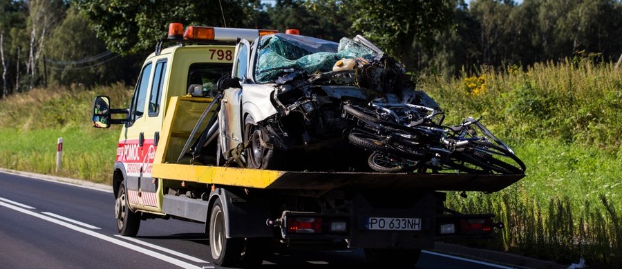 Pięć osób zginęło w wypadku, do którego doszło na drodze Oborniki - Czarnków w Wielkopolsce. W okolicach Dąbrówki Leśnej na drodze wojewódzkiej nr 178 zderzyły się dwa samochody - opel i BMW. Ciężko ranna jest 8-letnia dziewczynka. Informację o tym zdarzeniu dostaliśmy na Gorącą Linię RMF FM.