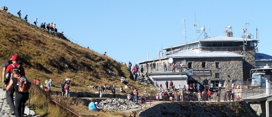 Tłumy w Tatrach. Słoneczna i ciepła pogoda sprawia, że po tatrzańskich szlakach wędruje bardzo wielu turystów. Na uczęszczanych szlakach tworzą się kolejki oczekujących do wejścia na szczyt.