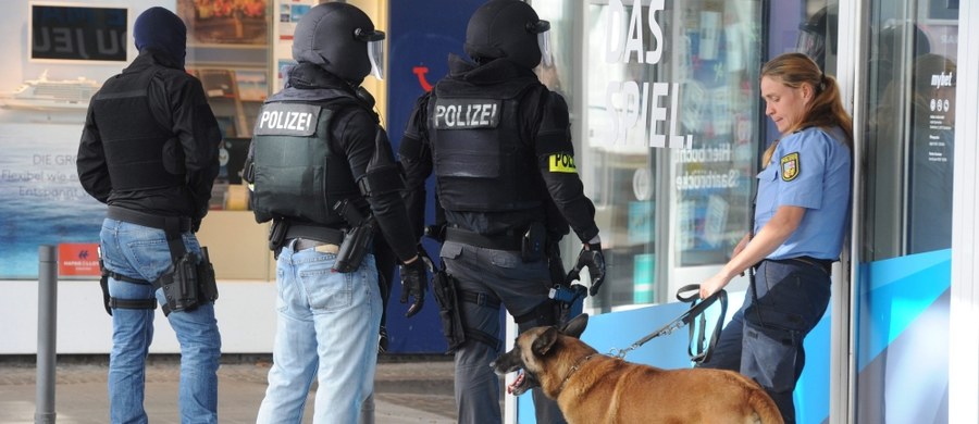 Policja szturmem dostała się do restauracji w Saarbruecken na zachodzie Niemiec, w której przed południem zabarykadował się mężczyzna. Okazało się, że 43-latek... spał.
