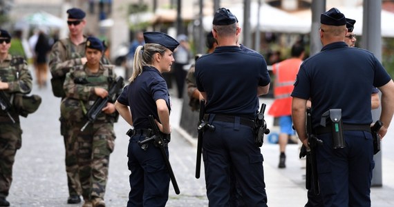 Dwóch młodych mężczyzn zginęło podczas strzelaniny na placu Pierre Brossolette w Marsylii - informuje kanał telewizyjny France 3. Przyczyny i okoliczności zdarzenia nie są jeszcze znane. Policja poszukuje sprawców