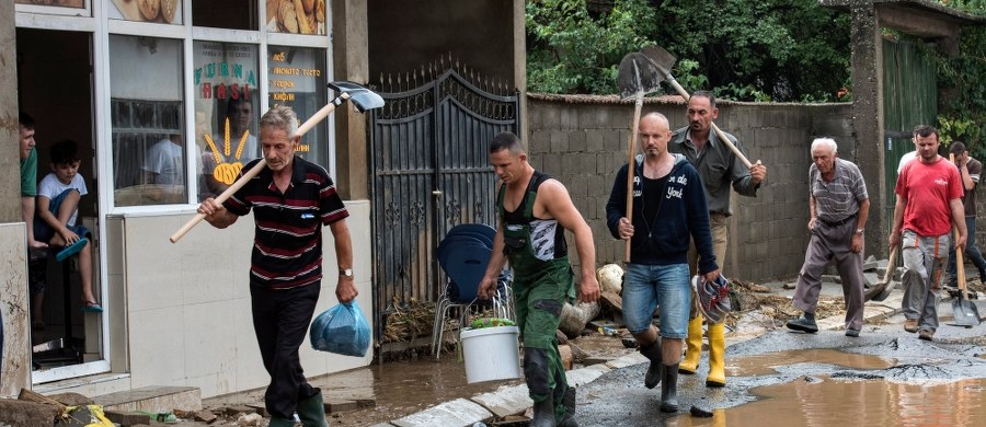 Ponad 20 osób zginęło w wyniku miejscowych gwałtownych ulew i powodzi, do których doszło w nocy z soboty na niedzielę w stolicy Macedonii, Skopje, i jej okolicach. Ponad 50 osób zostało rannych, kilka jest poszukiwanych.