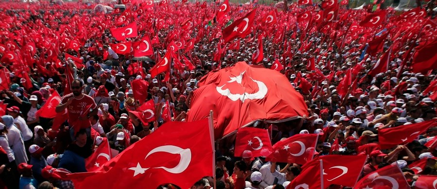 Prezydent Turcji Recep Tayyip Erdogan przywołał w niedzielę możliwość przywrócenia kary śmierci w kraju, "jeśli ludzie tego zechcą". Erdogan przemawiał do ponad miliona zebranych w Stambule na wielkiej manifestacji poparcia dla władz po niedawnej próbie puczu.