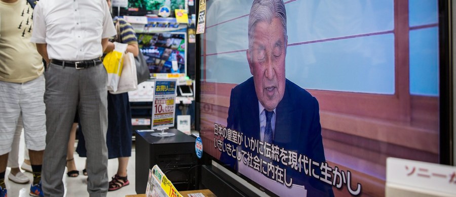 Cesarz Japonii Akihito zasygnalizował w orędziu telewizyjnym, że ze względu na stan zdrowia gotów byłby do abdykacji - pisze agencja Kyodo. Nie użył jednak tego słowa, bowiem ustąpienia monarchy z tronu nie przewiduje konstytucja Japonii.