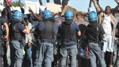 Imigranci oblegają Francuską Riwierę. Policja przestała panować nad sytuacją