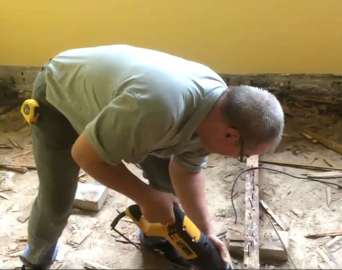 Krzczonowice to jedno z czterech miejsc, gdzie pomagamy w ramach projektu Lepsze Jutro z RMF FM. W tej niewielkiej świętokrzyskiej miejscowości niedaleko Ćmielowa w budynku po dawnej szkole zostaną odnowione sale, powstanie mała siłownia, a tuż obok plac zabaw. Nasz dziennikarz Krzysztof Kot pojechał na miejsce, sprawdzić jak posuwają się prace. 