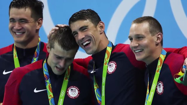 Amerykański pływak Michael Phelps zdobył swój 19. złoty medal olimpijski. W igrzyskach w Rio de Janeiro triumfował z kolegami w sztafecie 4x100 m st. dowolnym. Kolejne miejsca zajęły reprezentacje Francji oraz Australii.