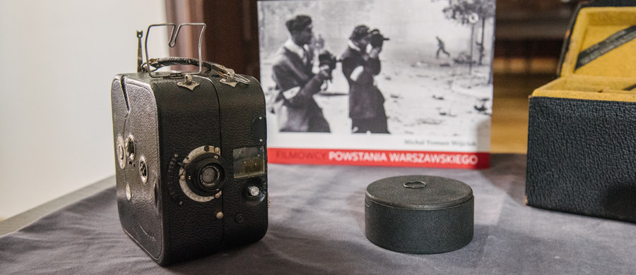 Dwie kamery tego samego typu, jakich używali filmowcy podczas powstania warszawskiego zostały przekazane do Muzeum Powstania Warszawskiego przez filmowca Andrzeja Żydaczewskiego. Dyrektor Muzeum Powstania Warszawskiego Jan Ołdakowski, obiecał, że nie skończą one jako zakurzone eksponaty na muzealnych półkach. 