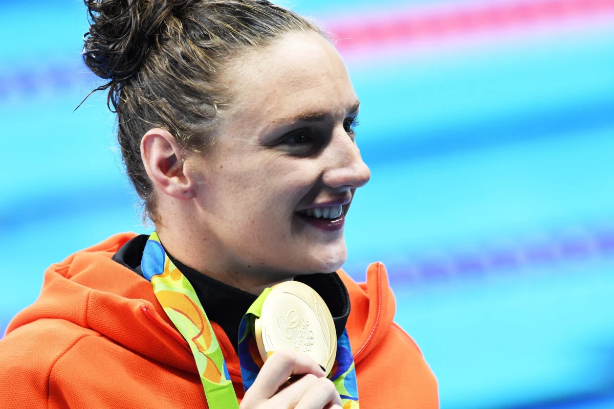 Węgierska pływaczka Katinka Hosszu triumfując w poniedziałkowym finale na 100 m stylem grzbietowym sięgnęła po drugi złoty medal igrzysk olimpijskich w Rio de Janeiro. Z kolei judoczka Rafaela Silva (57 kg) zdobyła pierwsze złoto dla reprezentacji gospodarzy.