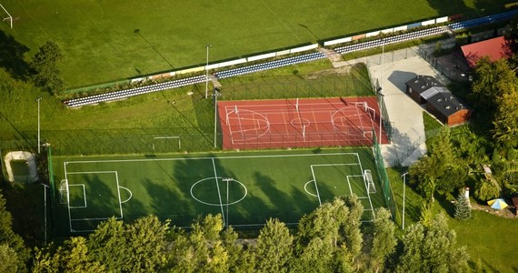 Program budowy boisk sportowych PO pochłonął miliard zł. Spośród 2600 obiektów kilkaset potrzebuje pilnego remontu. Rząd PiS planuje jednak pogrzebanie sztandarowego programu poprzedników. Nie da ani grosza na ich modernizację – pisze "Dziennik Gazeta Prawna". Ministerstwo Sportu i Turystyki kwestionuje te informacje.