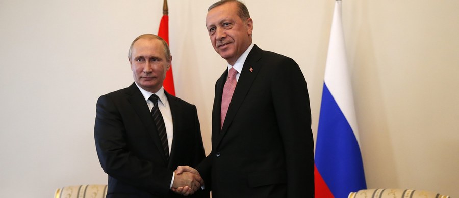 Rosyjski prezydent Władimir Putin oświadczył, że wtorkowa wizyta prezydenta Turcji Recepa Tayyipa Erdogana w Rosji świadczy o gotowości obu liderów do "wznowienia dialogu i stosunków rosyjsko-tureckich" po dziewięciu miesiącach kryzysu dyplomatycznego.
